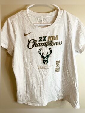 🏀 Nike Women’s LARGE White Milwaukee Bucks Championship Tee